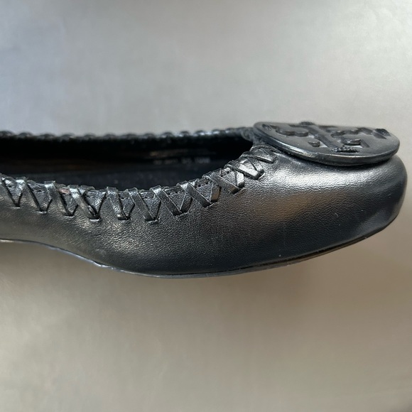 Tory Burch logo flats in black leather. Worn twice. Size 10M - Picture 2 of 3